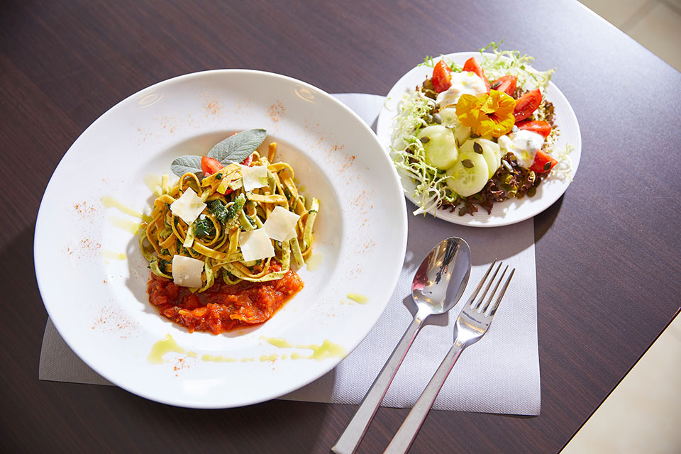 Nudelgericht mit Beilagensalat