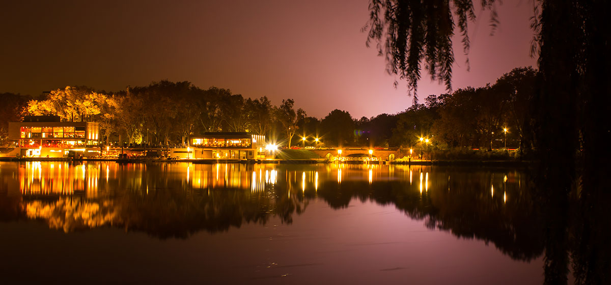 Uitzicht over de Aasee 's nachts