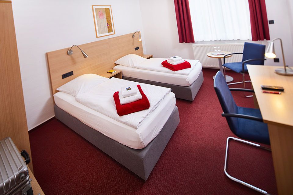 Zweibettzimmer mit auseinander stehenden Betten