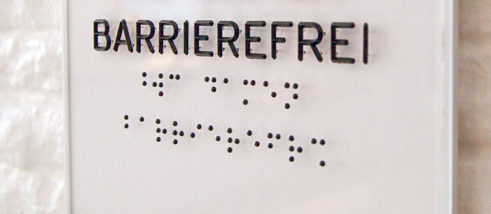 Schild Barrierefrei mit Brailleschrift